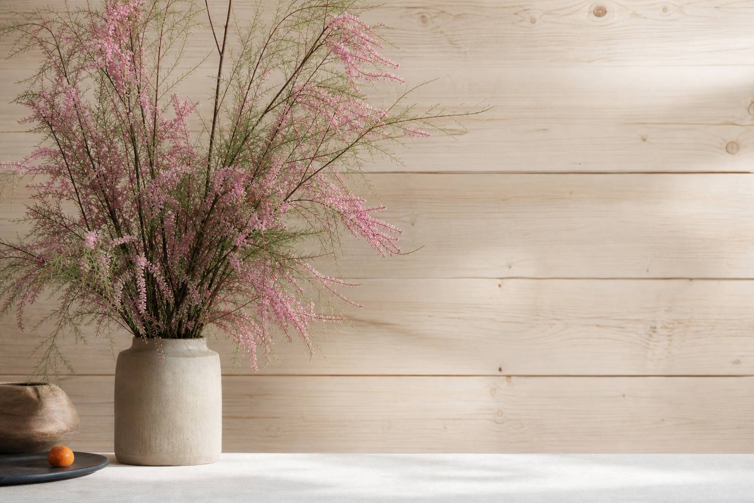 Branches tamaris fleurs roses vase bois clair ambiance vegetale
