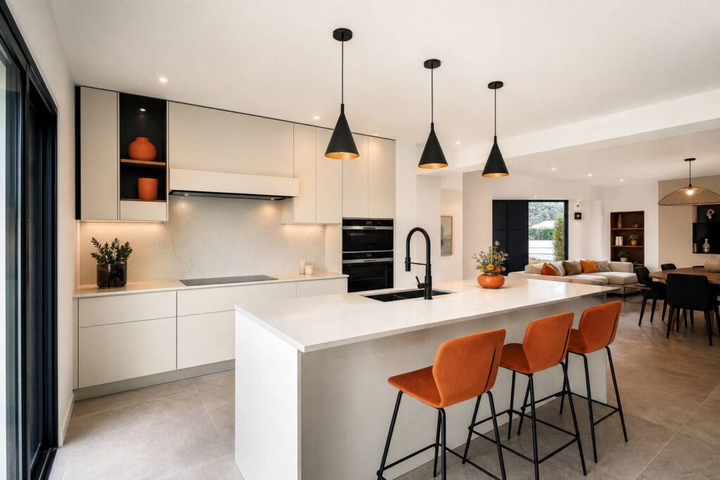 Cuisine moderne renovee ilot central blanc plans travail quartz luminaire