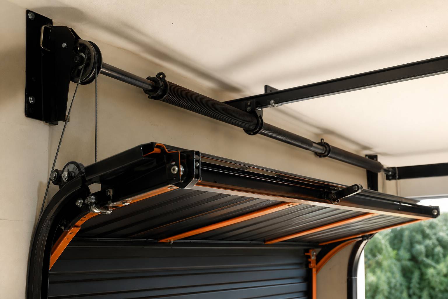 Mecanisme ouverture porte garage ressorts torsion cables vue plafond