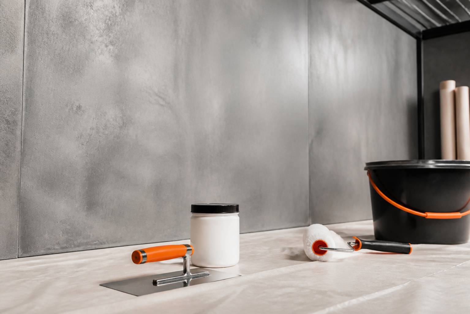 Mur en béton ciré avec truelle et pot de bouche-pores