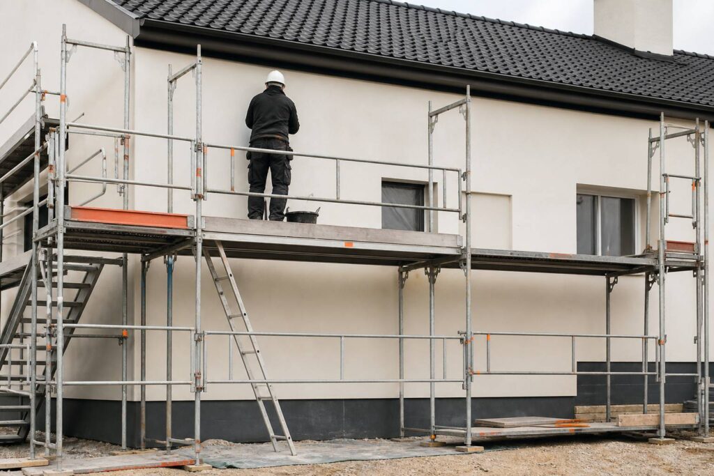 Échafaudage monté le long d'une façade de maison avec des éléments de sécurité