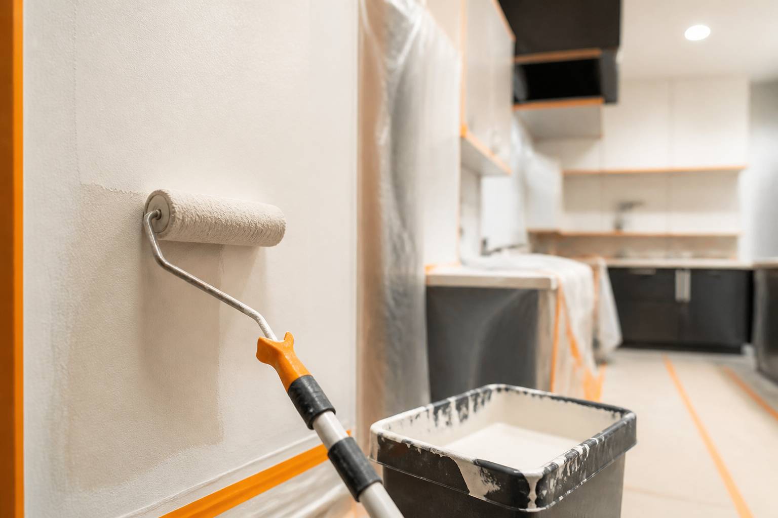 Rouleau appliquant une couche de peinture avec ruban de masquage