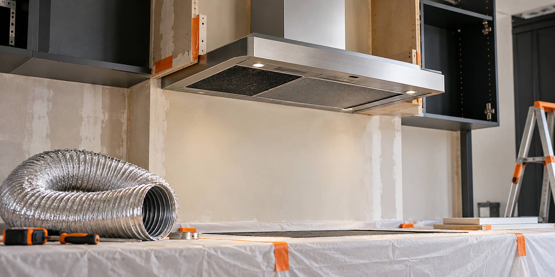 Filtre a charbon et grille d'une hotte aspirante dans une cuisine en travaux