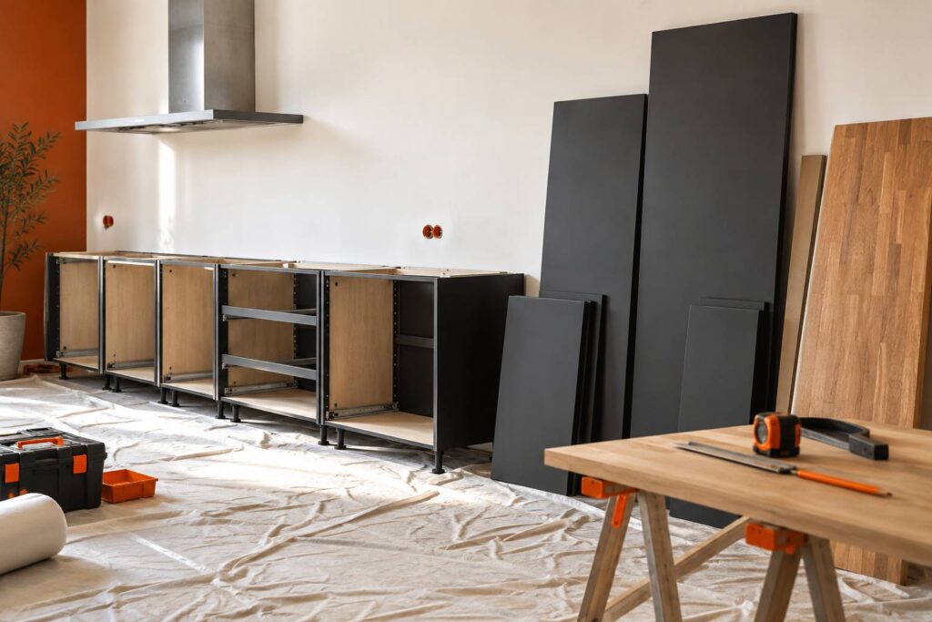 Cuisine en renovation avec caissons conserves et nouvelles façades posees contre le mur